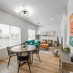 Stunning Villa In Midtown, Private Courtyard